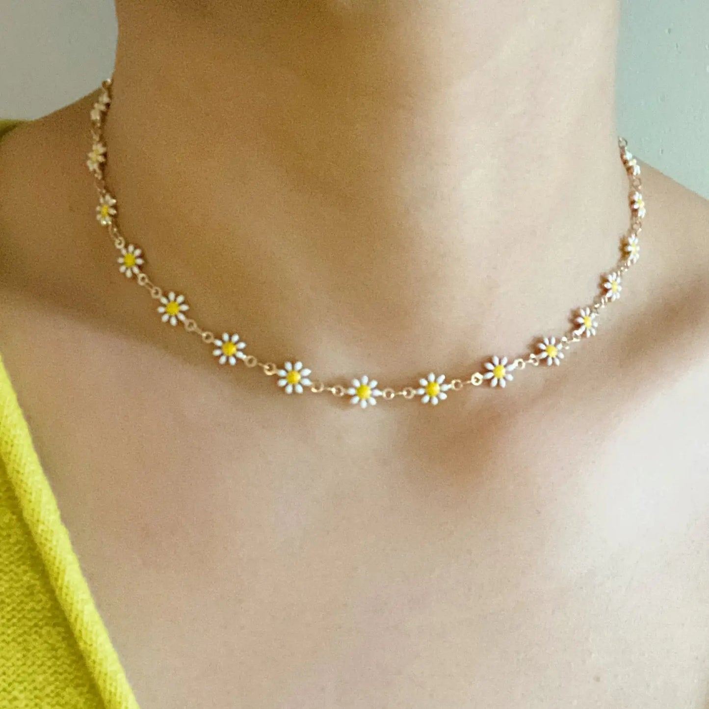 All Around Daisy Necklace - Floral Charm Jewelry